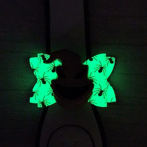 GLOW IN THE DARK Oogie Boogie Magicband Bow - Picture 2 of 3